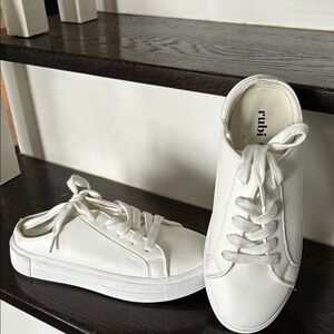 🤩
NWOT Women's White Slide Sneakers